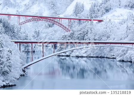The red bridge and snowy scenery of Shogawa Gorge The red bridge and snowy scenery of Shogawa Gorge 135218819