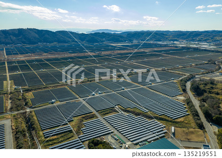 岡山縣牛戶市的冬日：瀨戶內綺禮太陽能發電廠鳥瞰圖，該發電廠是日本最大的太陽能發電廠之一，位於原金海鹽田上。 135219551