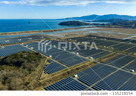 岡山縣牛戶市的冬日：瀨戶內綺禮太陽能發電廠鳥瞰圖，該發電廠是日本最大的太陽能發電廠之一，位於原金海鹽田上。 135219554