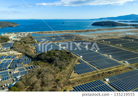 岡山縣牛戶市的冬日：瀨戶內綺禮太陽能發電廠鳥瞰圖，該發電廠是日本最大的太陽能發電廠之一，位於原金海鹽田上。 135219555