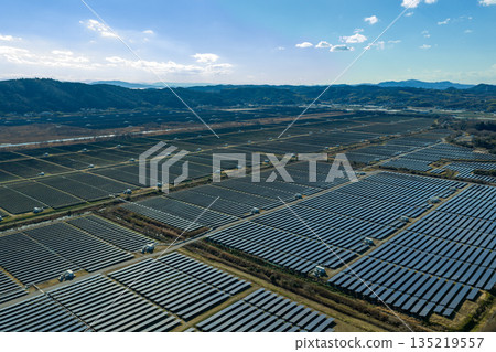 岡山縣牛戶市的冬日：瀨戶內綺禮太陽能發電廠鳥瞰圖，該發電廠是日本最大的太陽能發電廠之一，位於原金海鹽田上。 135219557