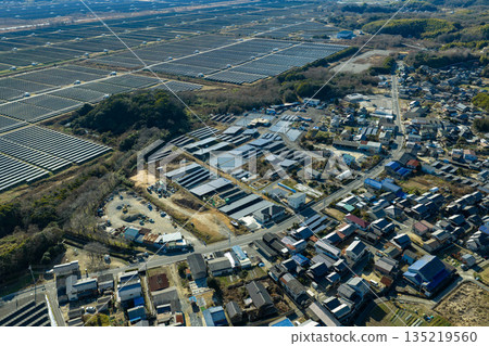 岡山縣牛戶市的冬日：瀨戶內綺禮太陽能發電廠鳥瞰圖，該發電廠是日本最大的太陽能發電廠之一，位於原金海鹽田上。 135219560
