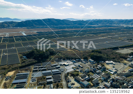 岡山縣牛戶市的冬日：瀨戶內綺禮太陽能發電廠鳥瞰圖，該發電廠是日本最大的太陽能發電廠之一，位於原金海鹽田上。 135219562