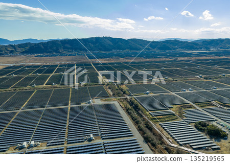 岡山縣牛戶市的冬日：瀨戶內綺禮太陽能發電廠鳥瞰圖，該發電廠是日本最大的太陽能發電廠之一，位於原金海鹽田上。 135219565
