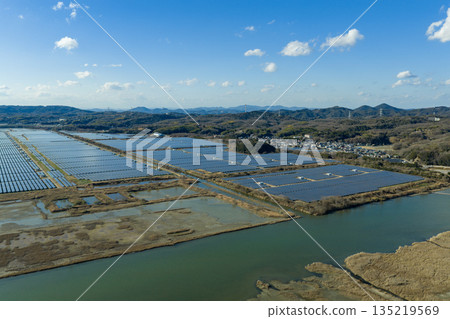 岡山縣牛戶市的冬日：瀨戶內綺禮太陽能發電廠鳥瞰圖，該發電廠是日本最大的太陽能發電廠之一，位於原金海鹽田上。 135219569