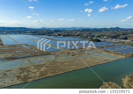 岡山縣牛戶市的冬日：瀨戶內綺禮太陽能發電廠鳥瞰圖，該發電廠是日本最大的太陽能發電廠之一，位於原金海鹽田上。 135219571