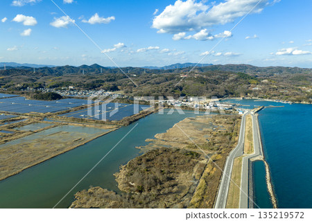 岡山縣牛戶市的冬日：瀨戶內綺禮太陽能發電廠鳥瞰圖，該發電廠是日本最大的太陽能發電廠之一，位於原金海鹽田上。 135219572