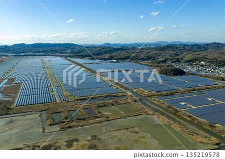 岡山縣牛戶市的冬日：瀨戶內綺禮太陽能發電廠鳥瞰圖，該發電廠是日本最大的太陽能發電廠之一，位於原金海鹽田上。 135219578