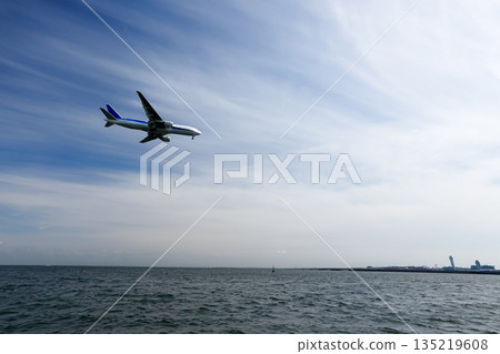 一架客機低空飛過海面並降落 135219608
