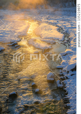 The Matsukawa River sparkling in the morning sun [Hakuba Village, Kitaazumi District] 135219975