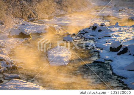 Morning mist rises over the Matsukawa River [Hakuba Village, Kitaazumi District] 135220060