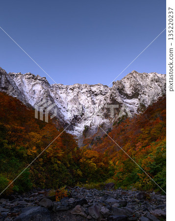 Tanigawadake Ichinokurazawa - Three-tiered autumn foliage Tanigawadake Ichinokurazawa - Three-tiered autumn foliage 135220237