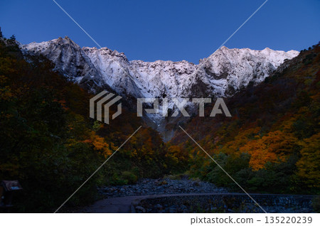 Tanigawadake Ichinokurazawa - Three-tiered autumn foliage Tanigawadake Ichinokurazawa - Three-tiered autumn foliage 135220239