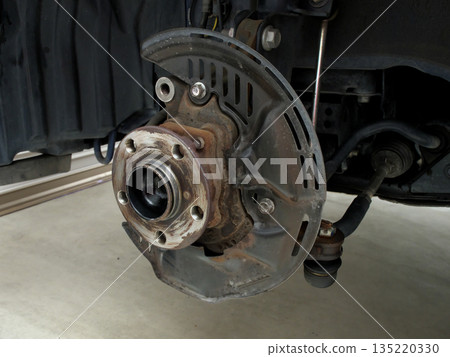 Car hub bolt replacement work front disc brake Car hub bolt replacement work front disc brake 135220330
