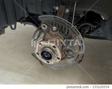 汽車輪轂螺栓更換工作前輪碟煞 汽車輪轂螺栓更換工作前輪碟煞 135220334