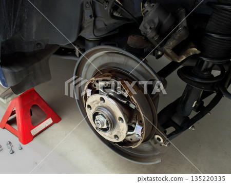 汽車輪轂螺栓更換工作後輪鼓式煞車 汽車輪轂螺栓更換工作後輪鼓式煞車 135220335