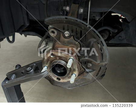汽車輪轂螺栓更換工作前部 汽車輪轂螺栓更換工作前部 135220339