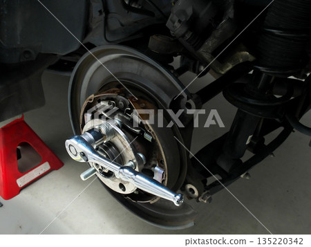 Car hub bolt replacement work rear drum brake 135220342