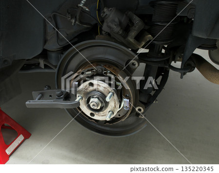 Car hub bolt replacement work rear drum brake Car hub bolt replacement work rear drum brake 135220345