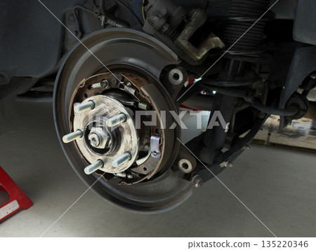 Car hub bolt replacement work rear drum brake Car hub bolt replacement work rear drum brake 135220346