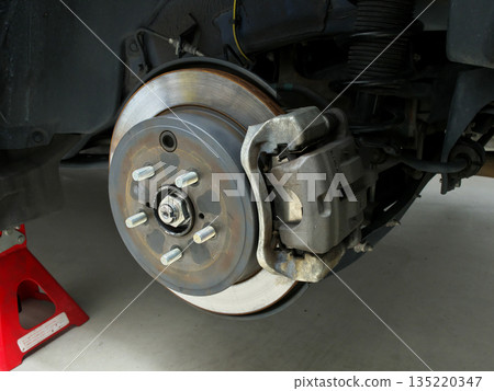 汽車輪轂螺栓更換工作後輪鼓式煞車 汽車輪轂螺栓更換工作後輪鼓式煞車 135220347