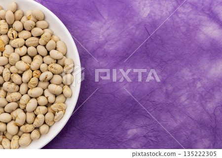 烤黃豆盛於小碟中,配上紫色和紙 烤黃豆盛於小碟中,配上紫色和紙 135222305