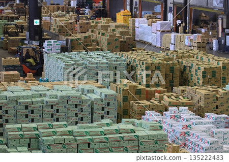 年末的大田市場：成堆的裝有水果和蔬菜的紙箱 135222483