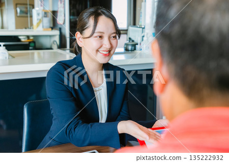銷售小姐展示材料並解釋 135222932