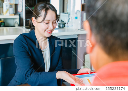 Smiling sales lady Product description Business negotiation Smiling sales lady Product description Business negotiation 135223174