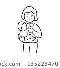 手繪母親抱著孩子_黑白 135223470