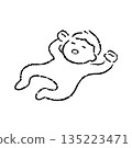 手繪嬰兒仰睡_黑白 135223471