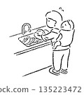 手繪母親背著孩子做家事_黑白 135223472