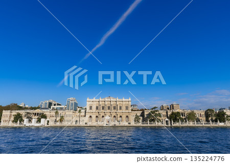 從博斯普魯斯海峽眺望多爾瑪巴赫切宮 135224776