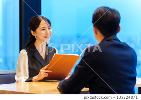 情侶約會餐廳夜景 135224871