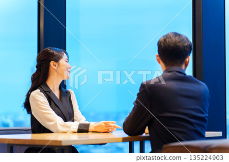 情侶約會餐廳夜景 135224903