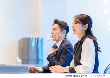 Couple date restaurant eatery 135224942