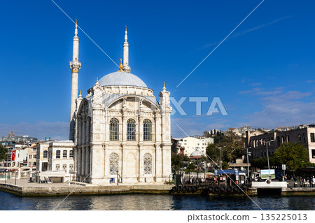 從博斯普魯斯海峽看到的奧爾塔科伊清真寺 135225013