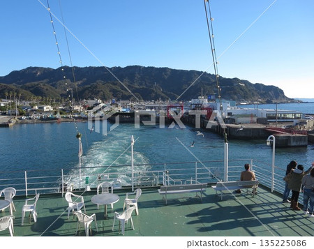 從東京灣渡輪上眺望鋸山和金谷港 135225086