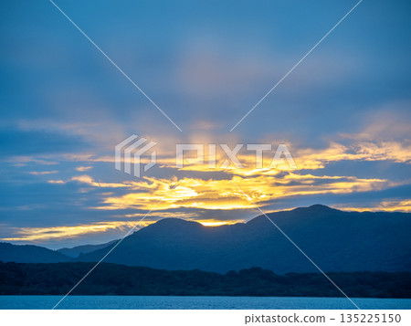 Sunset over Iriomote Island seen from Kohama Island (Taketomi Town, Okinawa Prefecture) 135225150