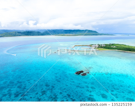 Hososaki Fishing Port and Iriomote Island (Kohama Island, Okinawa Prefecture) 135225159