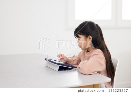在平板電腦上學習的小學女孩 135225227