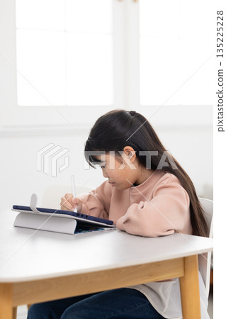 在平板電腦上學習的小學女孩 135225228