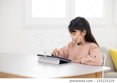 在平板電腦上學習的小學女孩 135225229