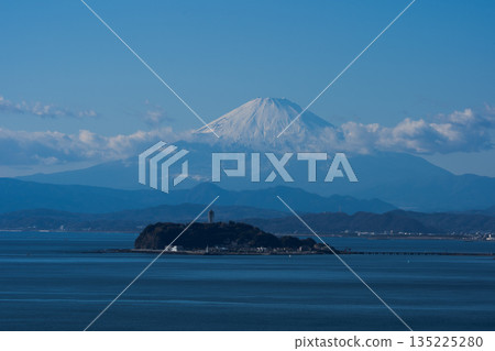 Snow-capped Mount Fuji and Enoshima seen across the Shonan Sea Snow-capped Mount Fuji and Enoshima seen across the Shonan Sea 135225280