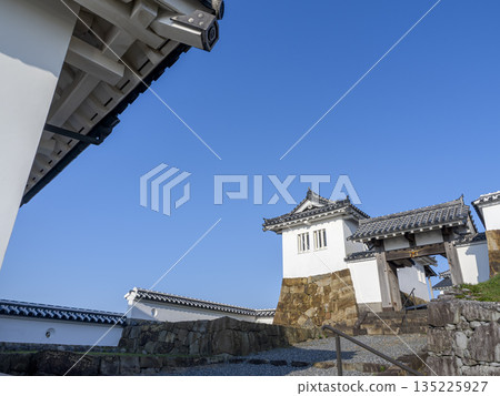 晴朗的早晨,富岡城(從下塔仰望高來門和上塔) 晴朗的早晨,富岡城(從下塔仰望高來門和上塔) 135225927