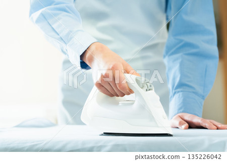 女人熨燙襯衫的手 135226042