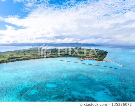 Kohama Island (Taketomi Town, Okinawa Prefecture) *Obama Port is in the foreground 135226072