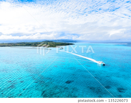 Kohama Island and a high-speed ferry (Taketomi Town, Okinawa Prefecture) Kohama Island and a high-speed ferry (Taketomi Town, Okinawa Prefecture) 135226073