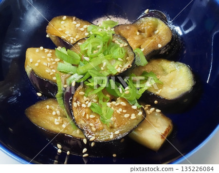 燉茄子,妻子做的家常菜,家裡的晚餐,幸福的家庭 燉茄子,妻子做的家常菜,家裡的晚餐,幸福的家庭 135226084