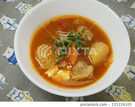 ，老婆做的家常飯菜，在家享用的晚餐，幸福的一家人 135226105